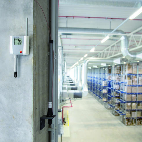 Testo Industrial Services kalibriert und qualifiziert Monitoringsysteme Monitoring sensor at a critical point in a storage area with high-bay warehouses