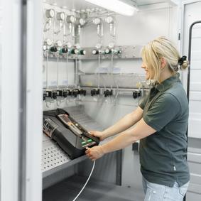 Calibration of flue gas in the analytical laboratory Calibration in the field of gas analyses and other chemical analyses