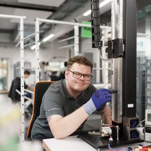 employee calibrates a displacement sensor